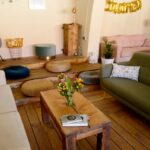 بررسی تفاوت میز عسلی چوبی، فلزی و شیشه‌ای در طراحی داخلی