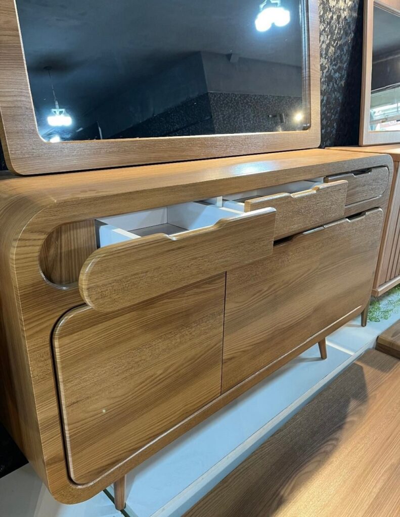 ست آینه و کنسول مدل رادیویی